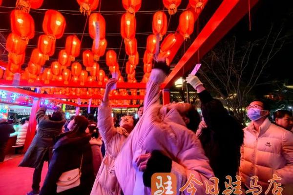 元宵节：赏花灯猜灯谜，体验传统习俗