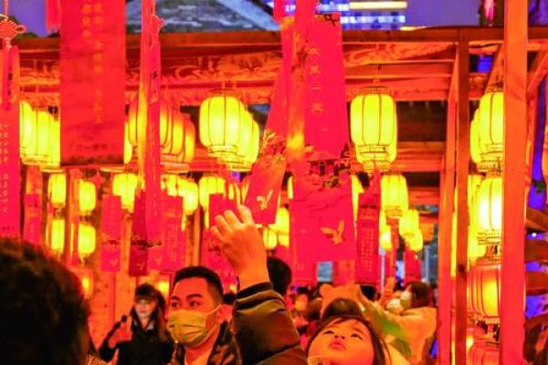元宵节：赏灯猜谜，感受传统习俗