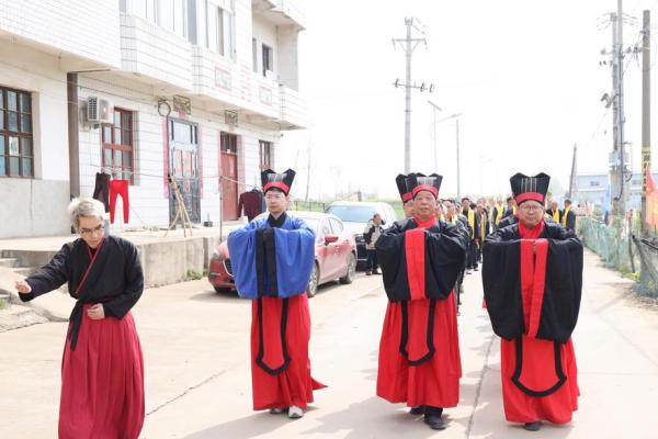 修坟黄节日：祭祖修坟，传承家族文化