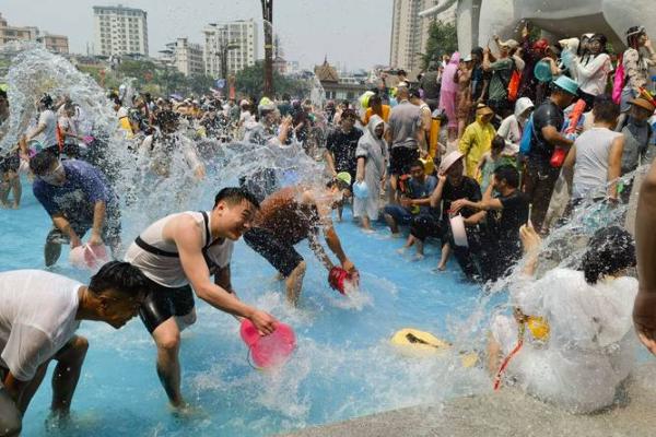 泼水节：欢庆盛夏，享受自然与民俗的融合