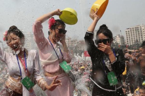 泼水节：欢庆盛夏，享受自然与民俗的融合