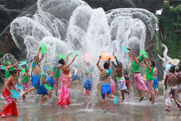 泼水节：水花四溅，体验东南亚的传统节日氛围