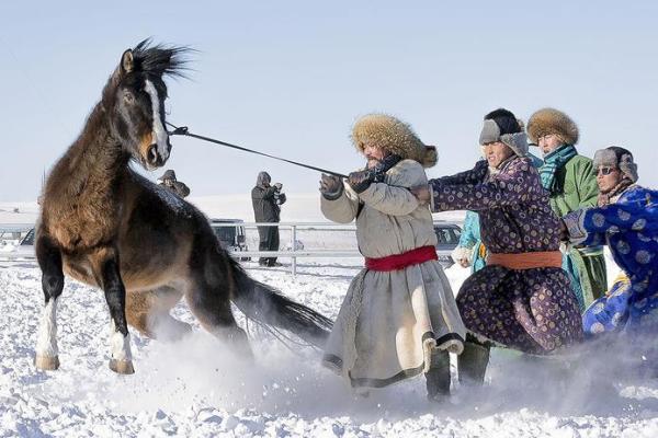 蒙古萨满节：敬天祭祖，探索神秘自然力量
