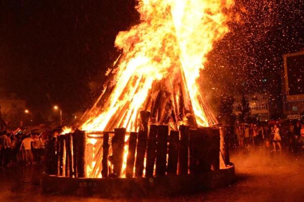 藏族火把节:火光映照,感悟自然与传承 藏族火把节:火光映照,感悟自然与传承