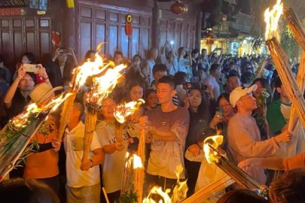 纳西族火把节：传承文化，点亮夜空的火焰