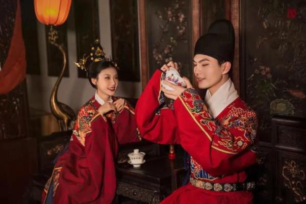 陈都灵命理揭秘：如何通过命理改变运势？合婚需要注意什么？命运差异的深层原因