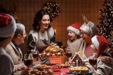 圣诞节：团聚共享温馨时刻，感受西方文化传统