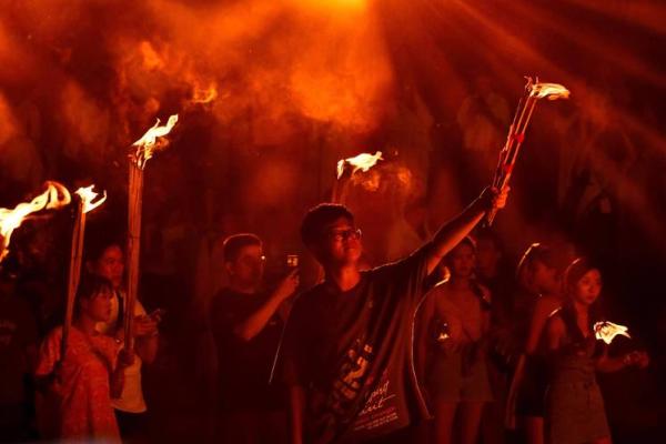 彝族火把节：点燃热情，传承火种文化