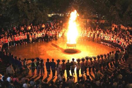 彝族火把节：点燃热情，传承火种文化